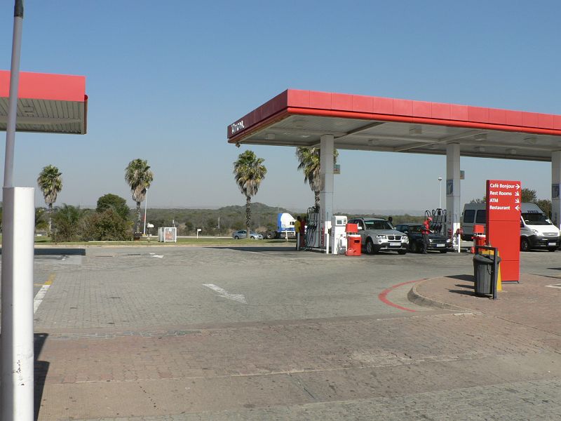 JAR 004.JPG - Cena benzínu nebyla tak nízká, jak se psalo v průvodcích. Přesto cena kolem 8 ZAR (20 Kč), byla oproti evropským cenám velice příznivá. Všechny pumpy byly s obsluhou. Hotovost u sebe nenosili, tudíž po zaplacení odběhli ke kase pro peníze zpět. Na soukromých dálnicích se navíc platilo mýtné.